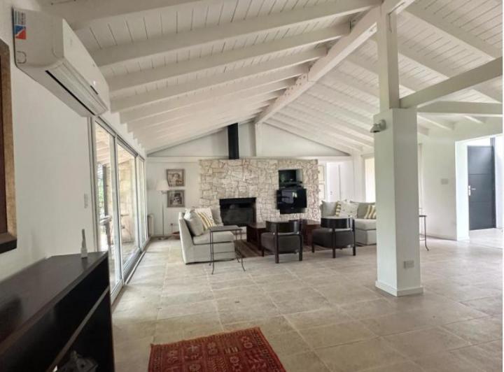 Casa · 200m² · 5 Ambientes · 2 Cocheras