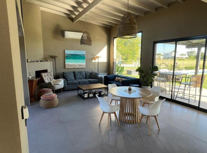 Casa · 160m² · 5 Ambientes · 6 Cocheras