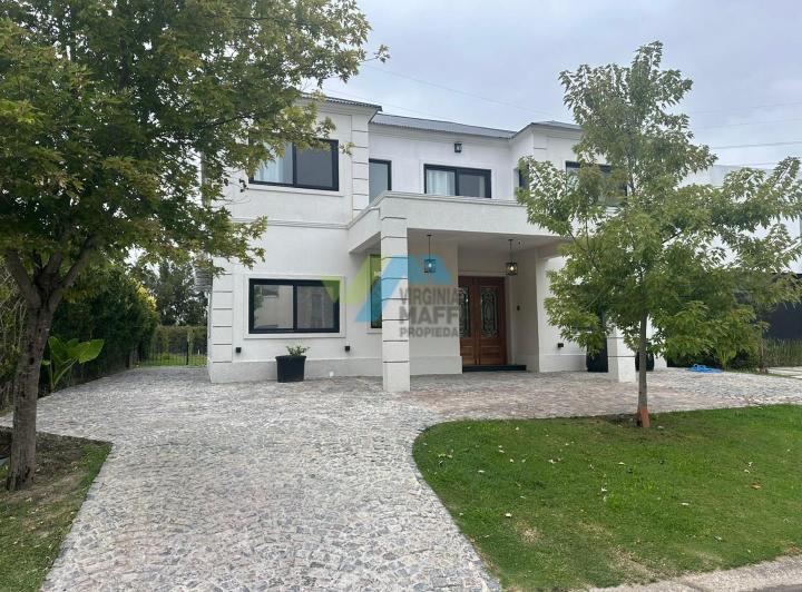 Casa · 255m² · 7 Ambientes · 1 Cochera