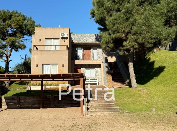 Casa · 1000m² · 5 Ambientes · 1 Cochera