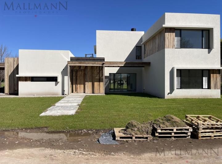 Casa · 254m² · 5 Ambientes · 2 Cocheras