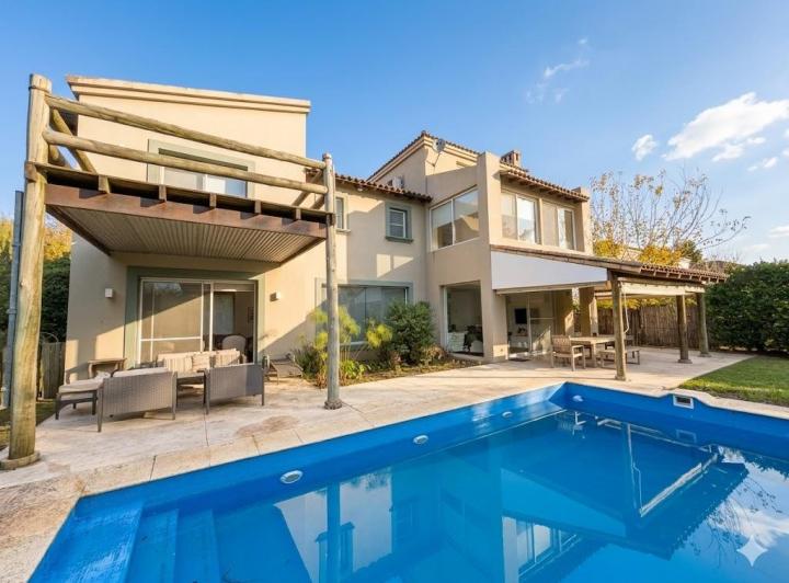 Casa · 288m² · 6 Ambientes · 3 Cocheras