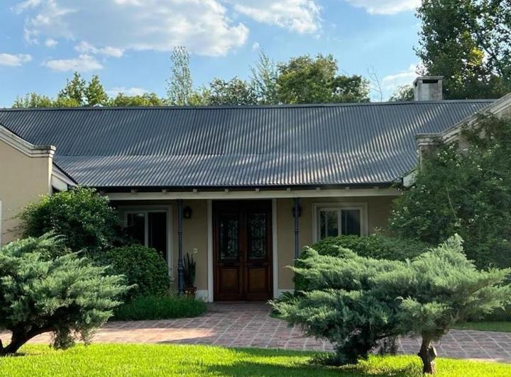 Casa · 330m² · 5 Ambientes · 1 Cochera