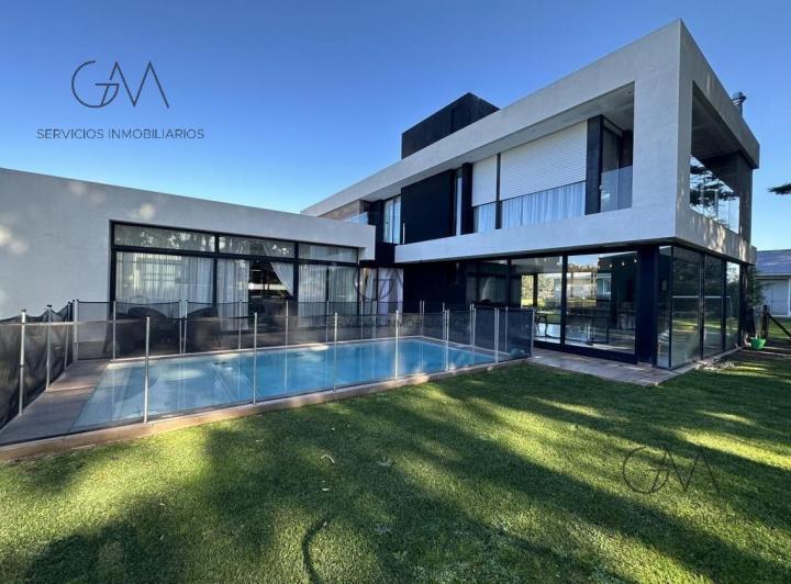 Casa · 350m² · 4 Ambientes · 2 Cocheras