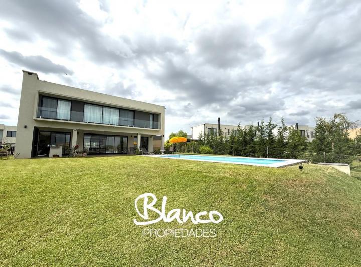 Casa · 325m² · 4 Ambientes · 2 Cocheras