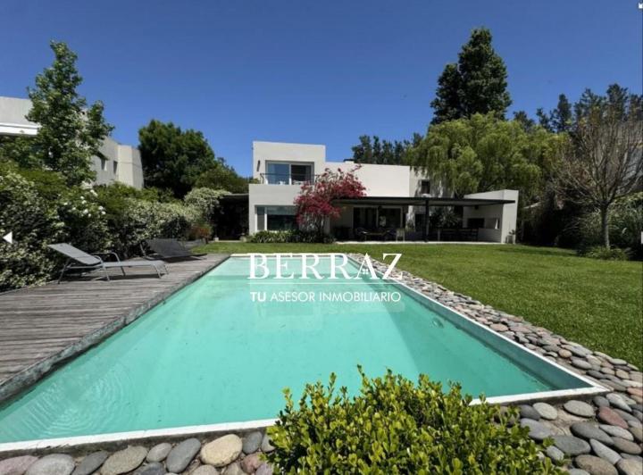 Casa · 310m² · 4 Ambientes · 2 Cocheras