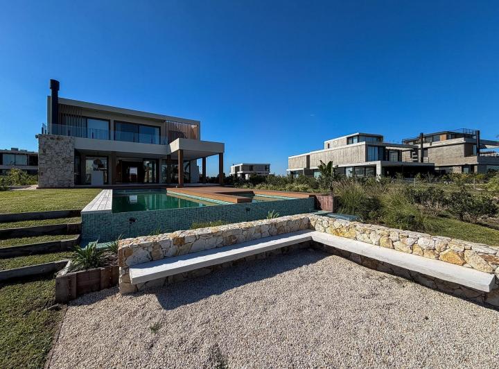 Casa · 330m² · 6 Ambientes · 4 Cocheras