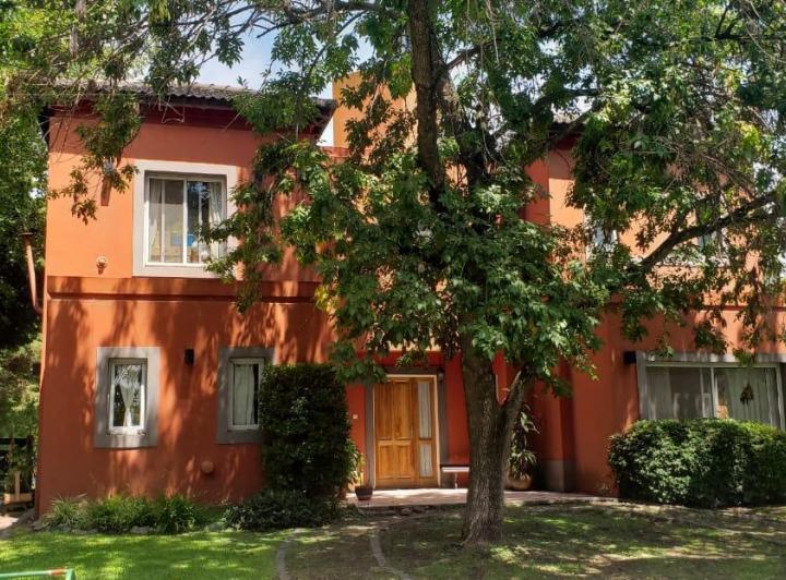 Casa · 200m² · 6 Ambientes · 2 Cocheras