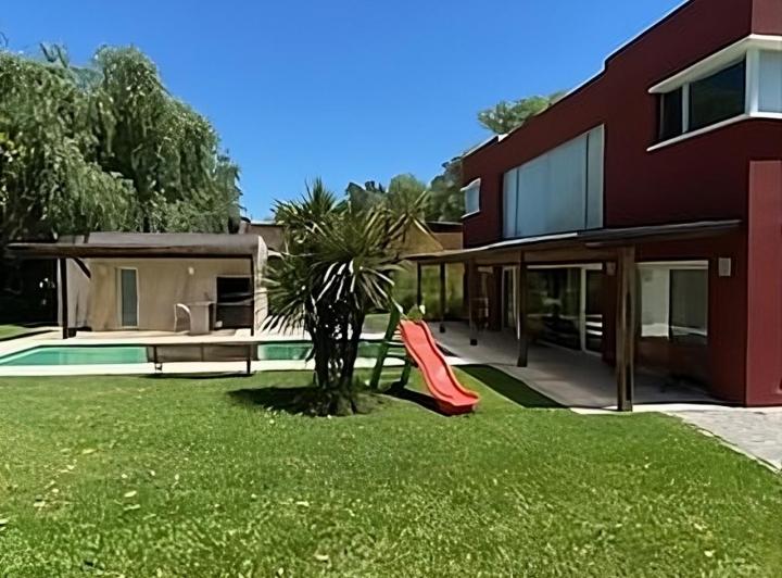 Casa · 400m² · 7 Ambientes · 2 Cocheras