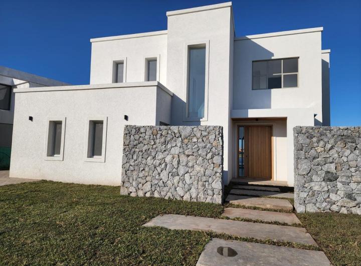 Casa · 202m² · 4 Dormitorios · 2 Cocheras