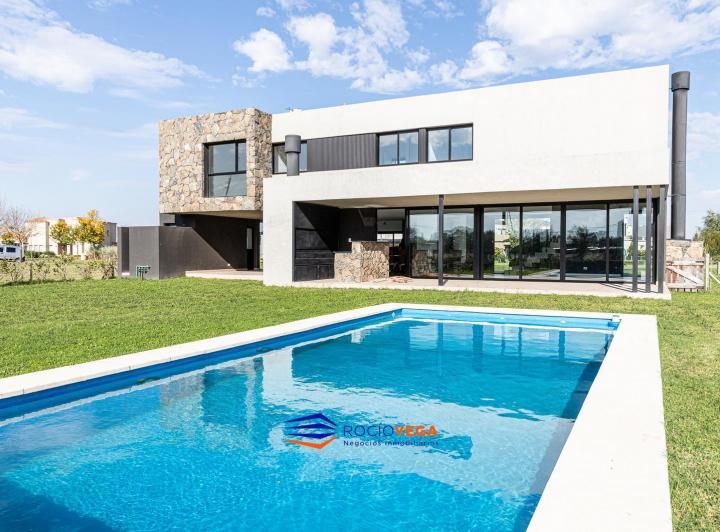 Casa · 227m² · 6 Ambientes · 2 Cocheras