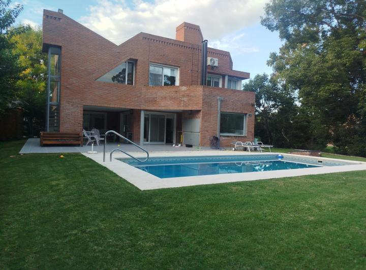 Casa · 200m² · 4 Ambientes · 4 Cocheras