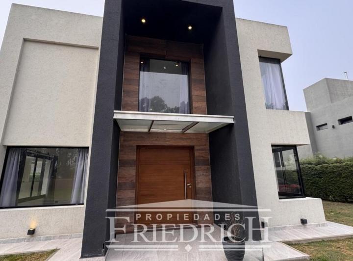 Casa · 270m² · 4 Ambientes · 5 Cocheras