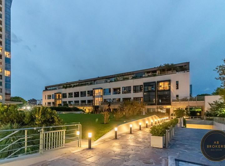 Casa · 345m² · 6 Ambientes · 4 Cocheras