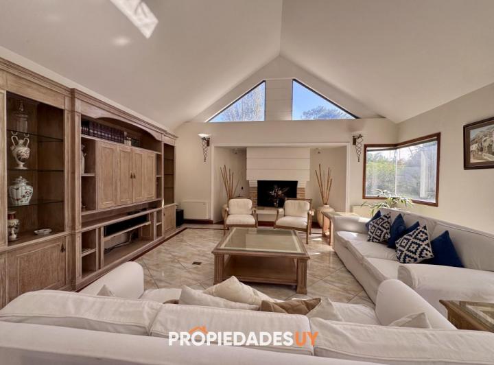Casa · 329m² · 4 Ambientes · 1 Cochera