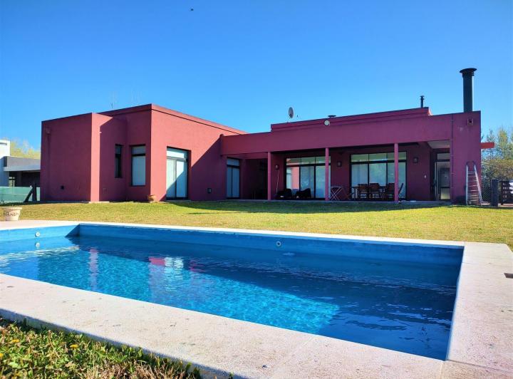 Casa · 250m² · 5 Ambientes · 2 Cocheras