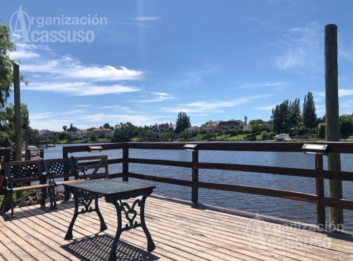 Casa · 360m² · 6 Ambientes · 2 Cocheras