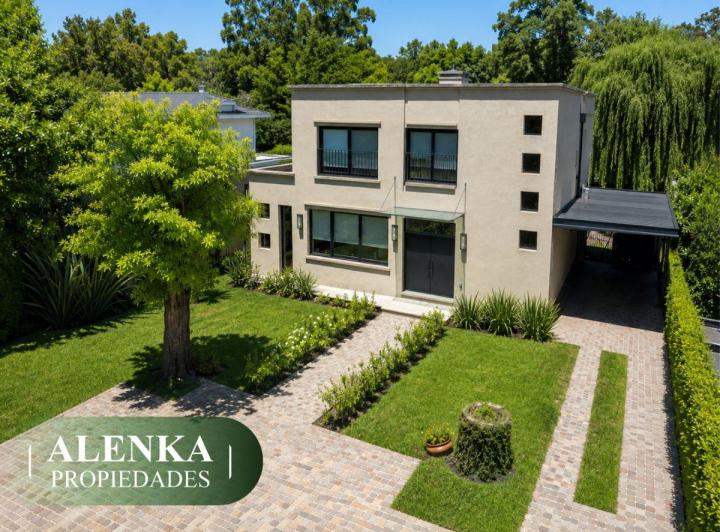 Casa · 260m² · 5 Ambientes · 3 Cocheras