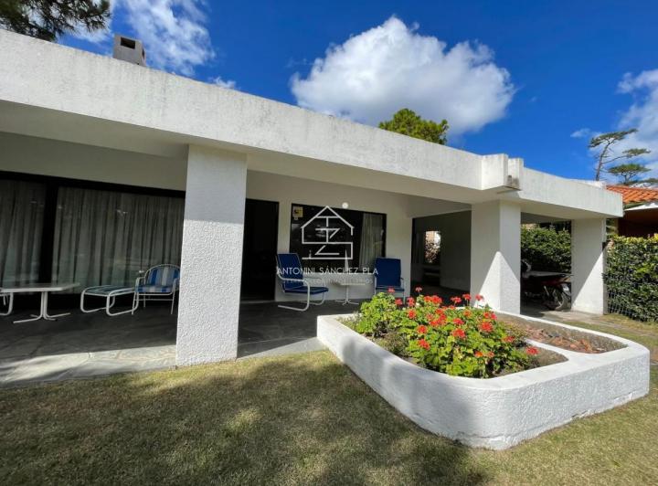 Casa · 1100m² · 5 Ambientes · 1 Cochera