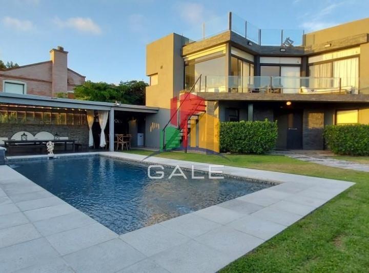 Casa · 700m² · 5 Ambientes · 1 Cochera