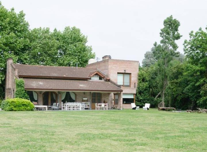 Casa · 300m² · 5 Ambientes · 4 Cocheras