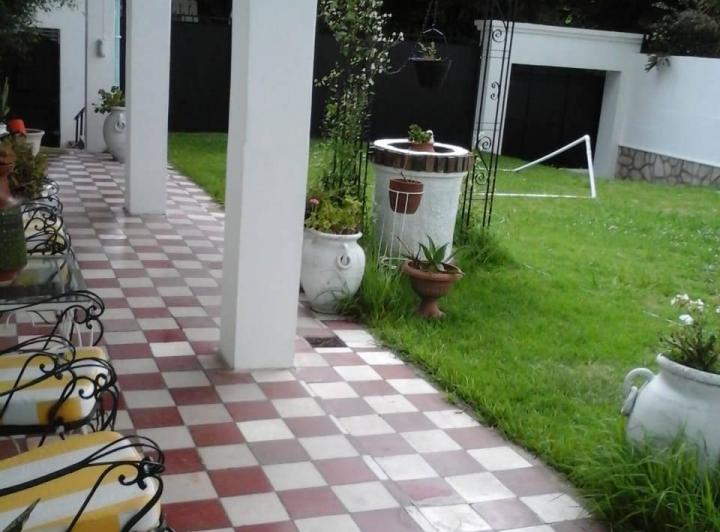 Casa · 1m² · 6 Ambientes · 4 Cocheras