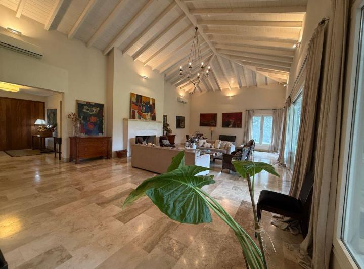 Casa · 756m² · 13 Ambientes · 3 Cocheras