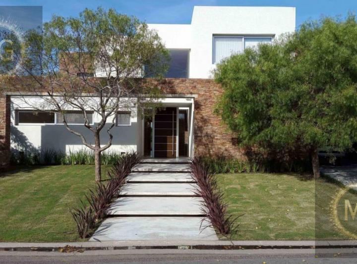 Casa · 403m² · 5 Ambientes · 2 Cocheras