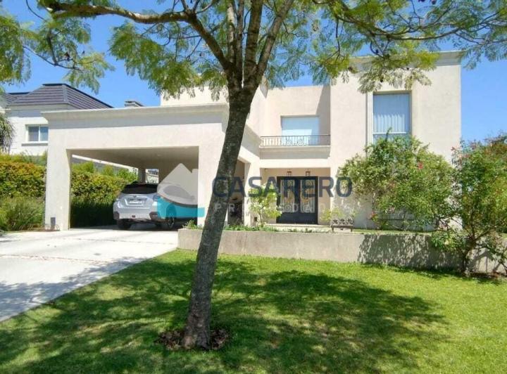 Casa · 213m² · 4 Ambientes · 1 Cochera