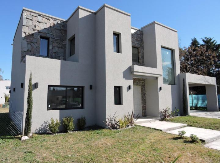 Casa · 250m² · 3 Dormitorios · 2 Cocheras