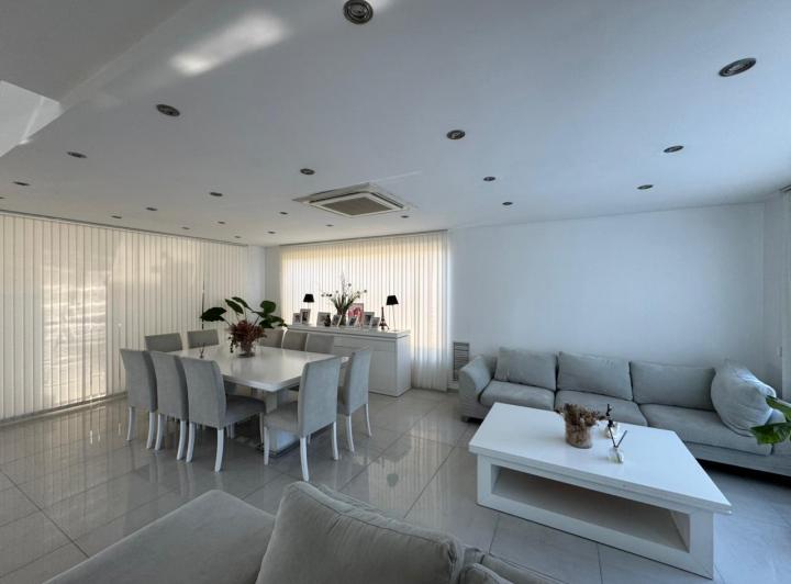 Casa · 340m² · 5 Ambientes · 5 Cocheras