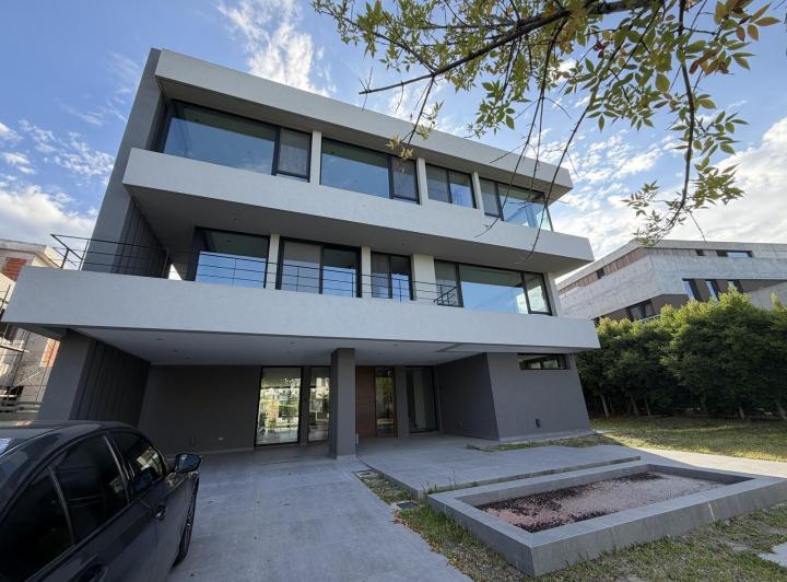 Casa · 756m² · 10 Ambientes · 2 Cocheras
