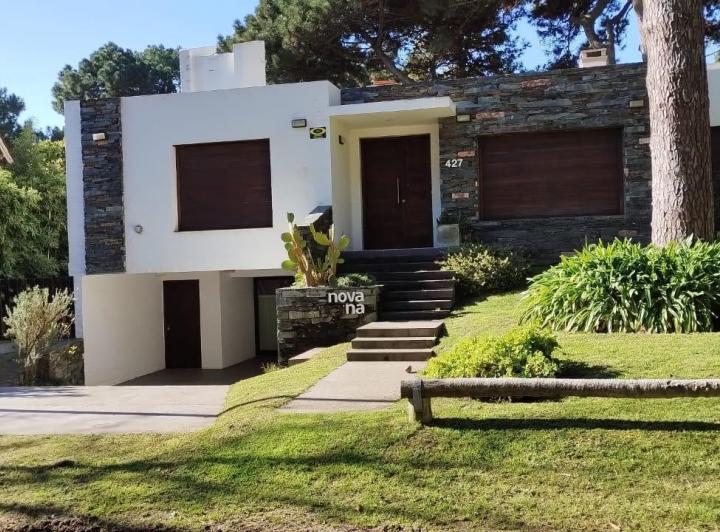 Casa · 300m² · 6 Ambientes · 4 Cocheras