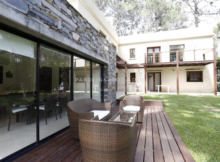 Casa · 180m² · 5 Ambientes · 1 Cochera