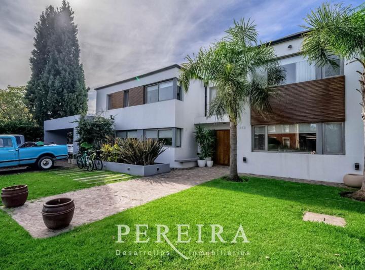 Casa · 335m² · 6 Ambientes · 3 Cocheras