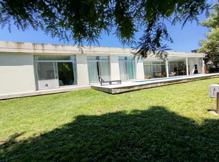 Casa · 230m² · 5 Ambientes · 2 Cocheras