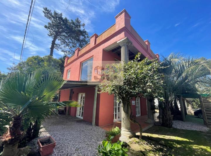 Casa · 230m² · 7 Ambientes