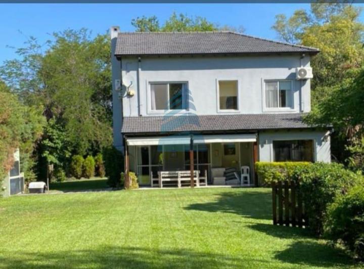 Casa · 800m² · 5 Ambientes · 4 Cocheras