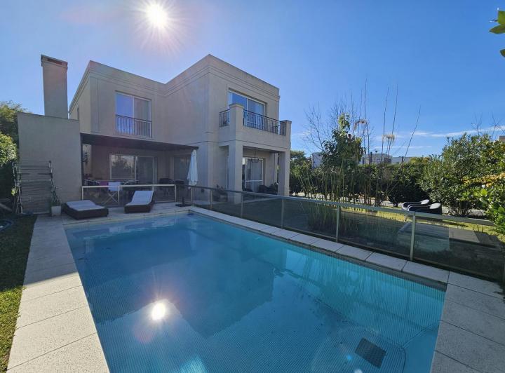 Casa · 250m² · 6 Ambientes