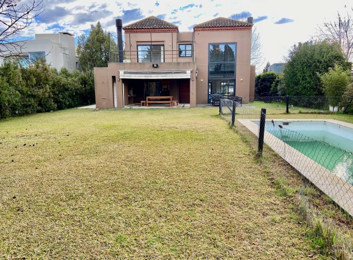Casa · 250m² · 4 Ambientes · 2 Cocheras