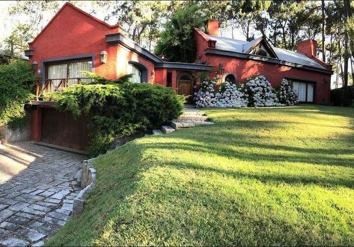 Casa · 300m² · 4 Ambientes · 1 Cochera