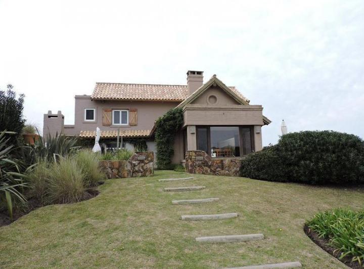 Casa · 319m² · 4 Ambientes · 1 Cochera