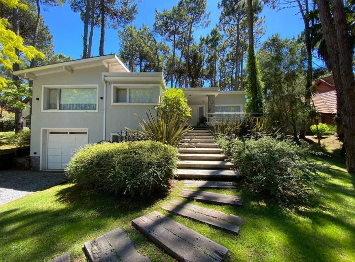Casa · 2m² · 6 Ambientes · 1 Cochera