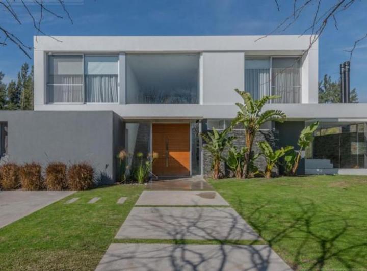 Casa · 198m² · 7 Ambientes · 2 Cocheras