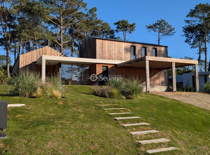 Casa · 250m² · 5 Ambientes · 1 Cochera