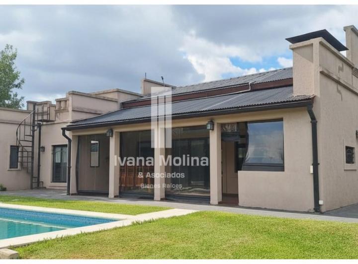 Casa · 300m² · 6 Ambientes · 1 Cochera