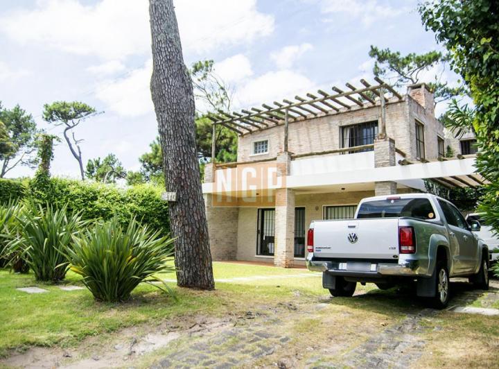 Casa · 674m² · 6 Ambientes · 1 Cochera