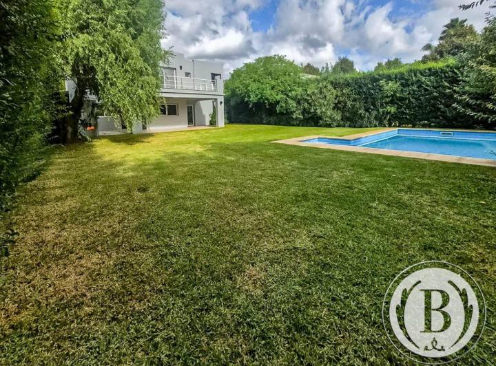 Casa · 286m² · 5 Ambientes · 6 Cocheras