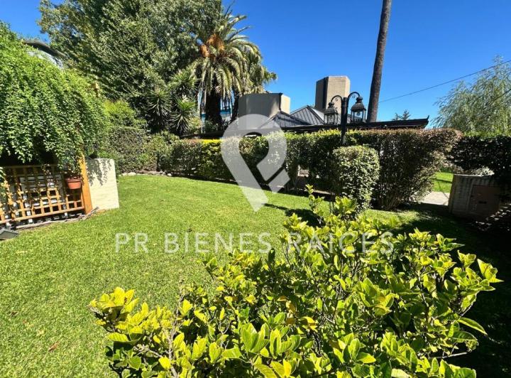 Casa · 230m² · 5 Ambientes · 4 Cocheras