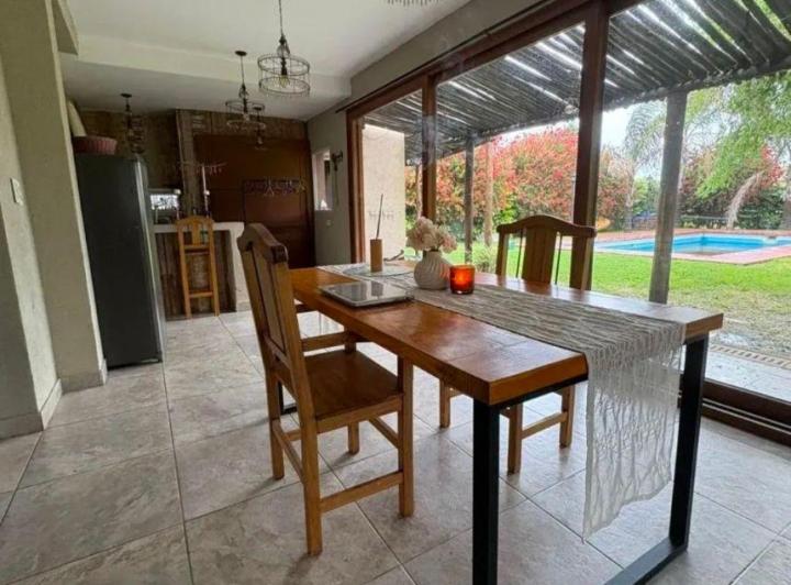 Casa · 220m² · 4 Ambientes · 1 Cochera
